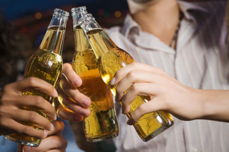 Sử dụng bia rượu nhiều tăng nguy cơ yếu sinh lý ở nam giới