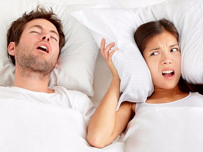 Ngủ ngáy là một trong những dấu hiệu cho thấy nam giới bị yếu sinh lý