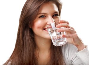 Bổ sung lượng nước phù hợp và uống đúng cách khi bị thận yếu