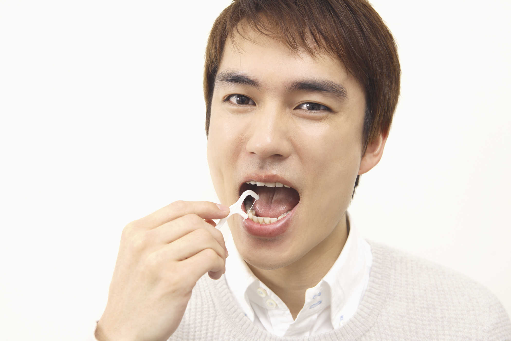 Lười đánh răng và dùng chỉ nha khoa cũng gây yếu sinh lý ở nam giới
