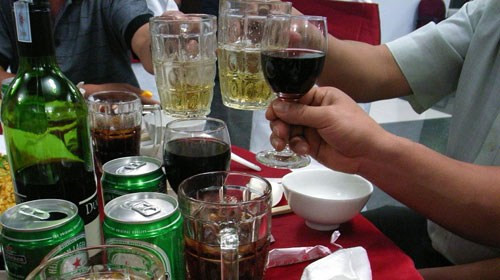 Tránh xa rượu bia nếu không muốn bị yếu sinh lý