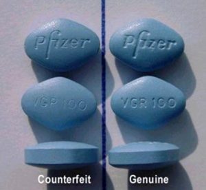 Viagra giả (bên trái) và viagra thật (bên phải)