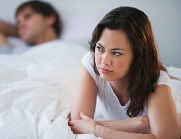 Chồng bụng bia - cả 2 đều khổ (Ảnh minh họa) chồng béo quá yếu sinh lý