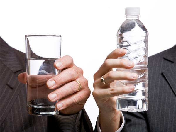 Người bị suy thận có nên uống nhiều nước không?